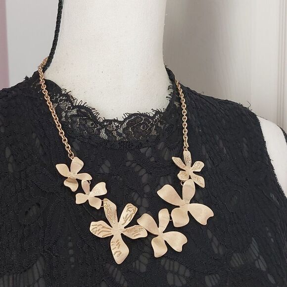 5-Petal Flower Link Gold Tone Statement Necklace Etched Engraved Detailing - Picture 2 of 6
